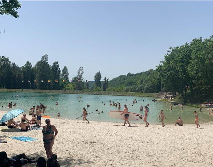 Bronzer sur une plage de sable