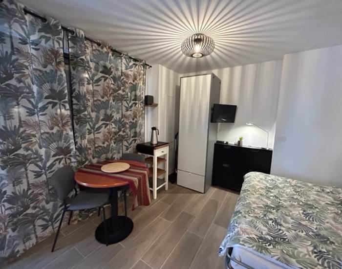 Le studio obscurci pour la nuit