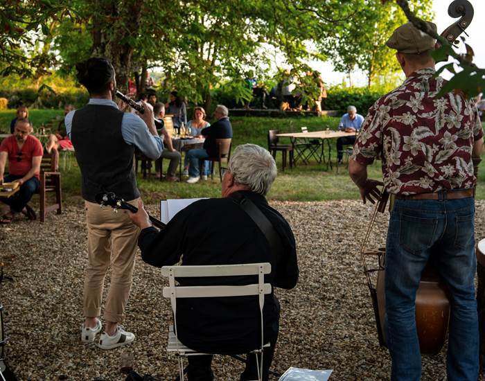 Guinguette, Plats à partager, Jazz, Concert, Produits locaux et frais, Vins Biodynamie, Nature, Vue sur Dordogne