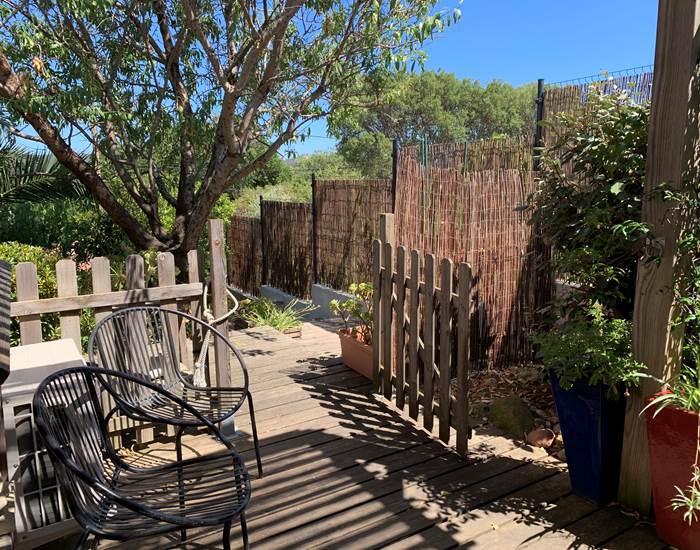 La petite terrasse s'ouvre sur le vieil amandier