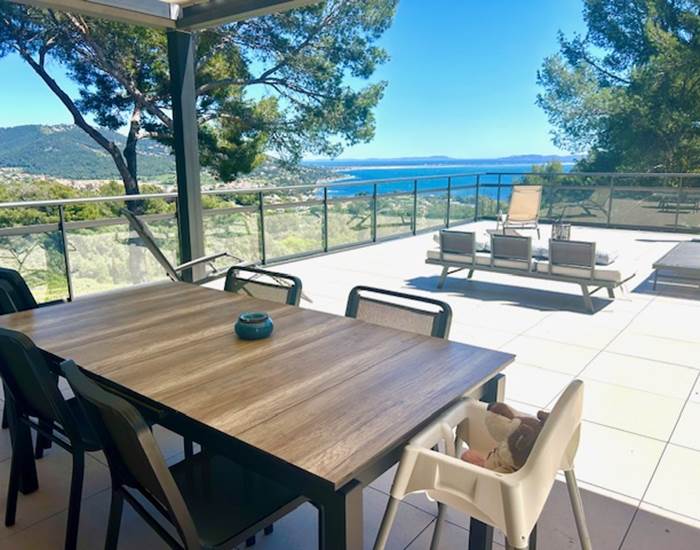 Table extérieure sous la pergola