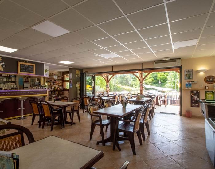 Notre salle de bar, restauration et jeux avec sa terrasse