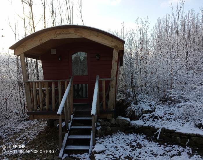 les bois de saint Auvent la roulotte sous la neige