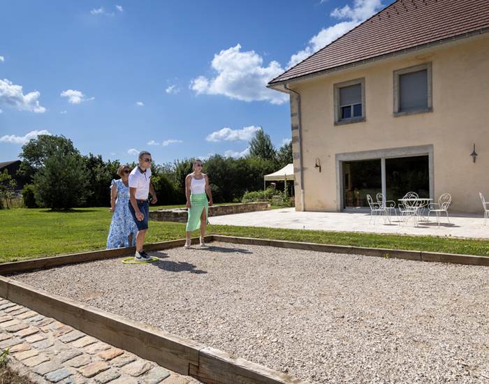 Vivez l'ambiance de la pétanque après une belle journée de découverte de la région