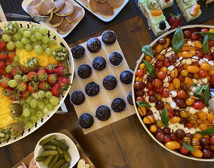 Corbeille de fruits frais, Muffins au chocolat, salade mozzarella basilic