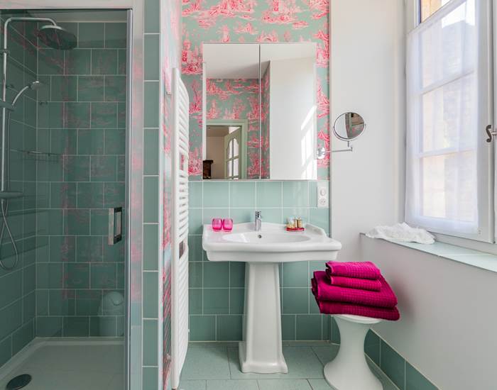 Trois salles de bain avec douche