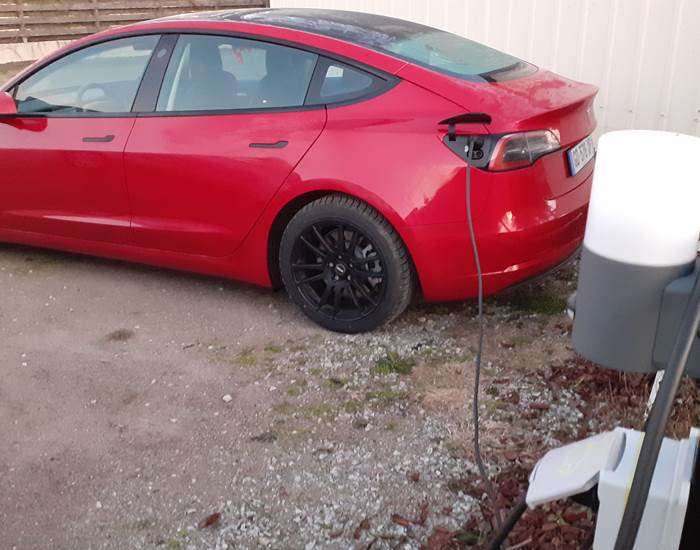 UNE VOITURE ELECTRIQUE EN PLEINE CHARGE
