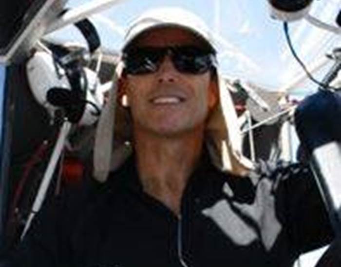 Serge, pilote ULM et avion, depuis plus de 40 ans , cumule plus de 38000 heures de vol , un record !!!!  mêmes qualifications que laurent