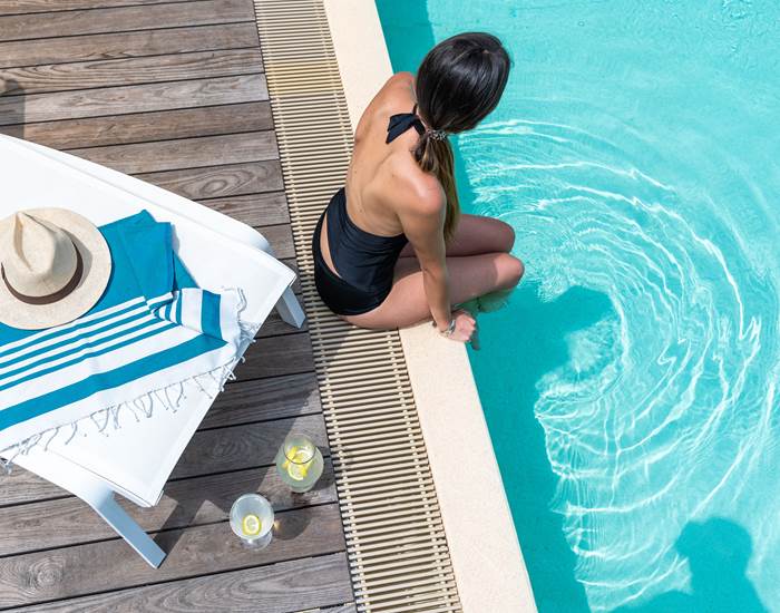 Au bord de la piscine