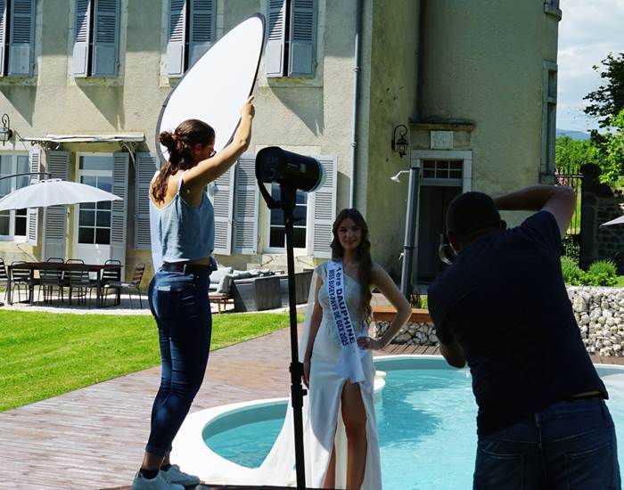 Shooting photo au soleil devant le Manoir du Colombier