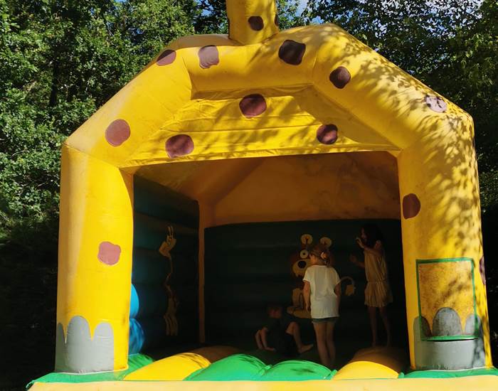 Amusez vous dans le jeu gonflable du camping