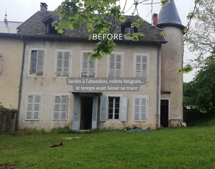 Façade du Manoir du Colombier avant rénovation, jardin et volets à restaurer
