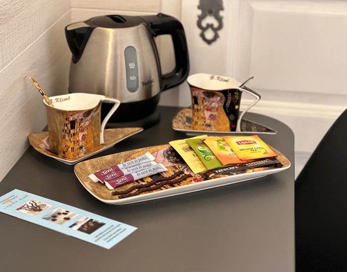collation_chambre_lux_repos_tasse-Klimpt_café_thé_chocolat_eau-chaude_bureau_couple_travailleur.jpg