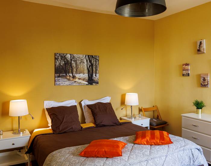 Une chambre baignée de lumière
