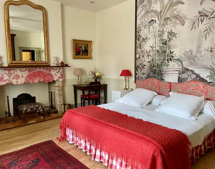 Une chambre avec salle de bain en suite