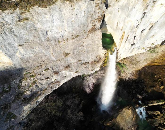 Cascade de Cerveyrieu, un lieu magnifique à découvrir à 5mn du Manoir du Colombier et 1h de Genève.