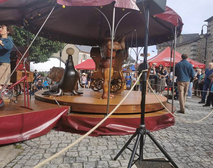 Fête de village, manège ancien, Sérandon