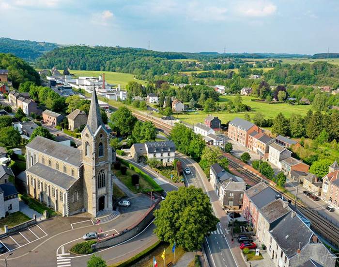 La rue principale loge le chemin de fer menant à la gare de HAMOIR