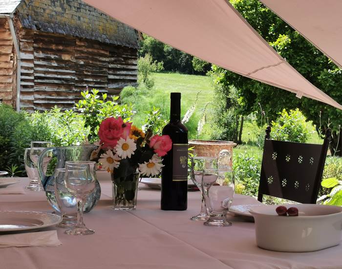 la-verrerie-divoy-annexe-diners-en-terrase