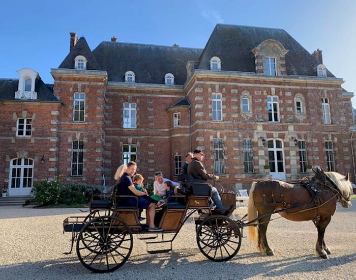 Calèche dans la cour du Château d'Auteuil