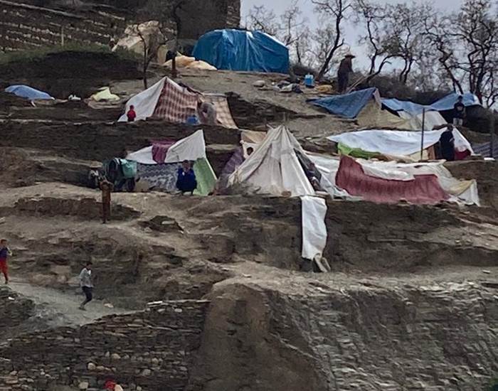 abris de fortune avant la distribution des tentes livrées par l'armée