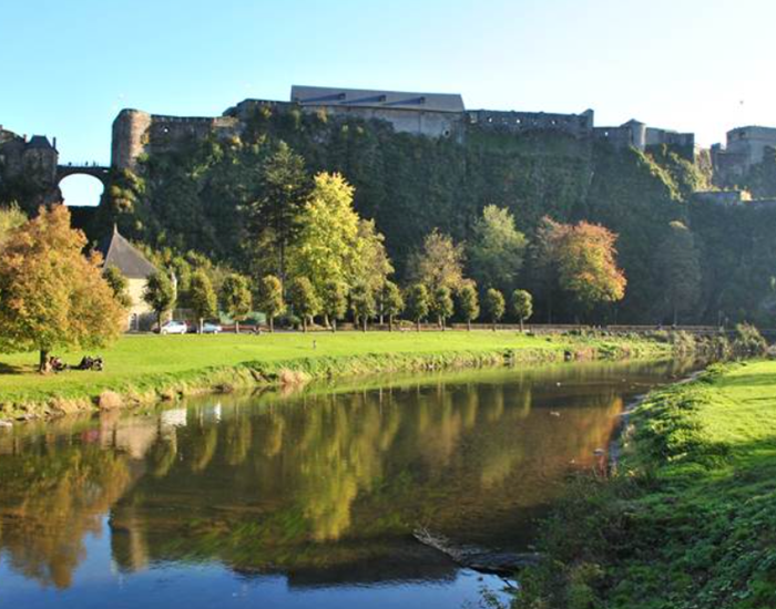 Vue sur le château fort depuis la vallée de la Semois (© G. OLIVIER)