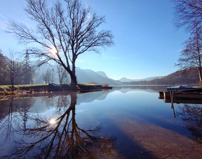 À 20mn Manoir du Colombier, le Lac de Barterand est un lieu idéal pour se baigner ou pêcher dans un cadre paisible du Bugey. Eau claire et détente garanties à 1h d'Annecy et Genève !