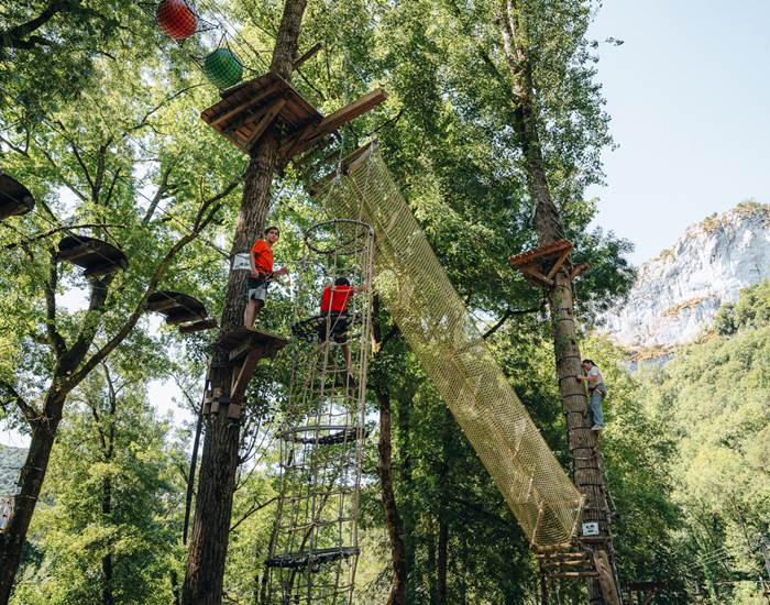 Descente dans le puit de cordes