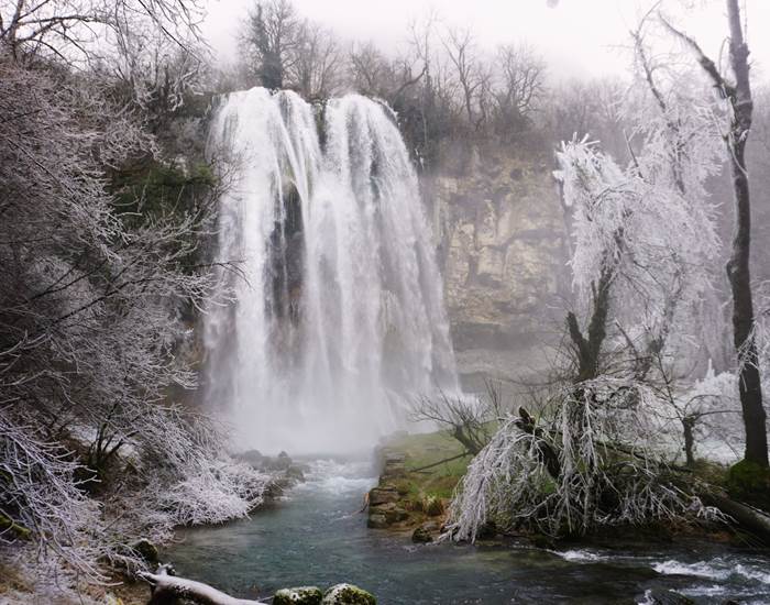 Cascade des Dards à 15 minutes du Manoir du Colombier, demeure de charme proche du Grand Colombier, idéale pour un séjour dans une demeure historique typiquement française au cœur des montagnes du Bugey.