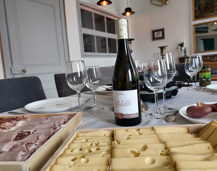 Plateau de fromages et spécialités locales à déguster au Manoir du Colombier, maison de famille proche du Grand Colombier.