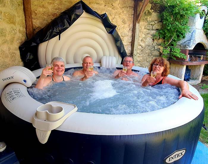 le jacuzzi privatif du gîte Garance