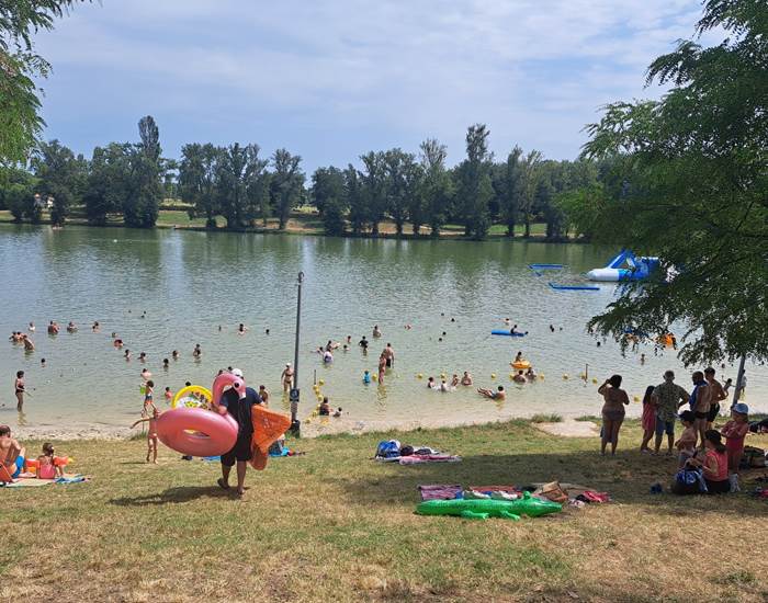 Le lac de Damazan à 2 km des gîtes