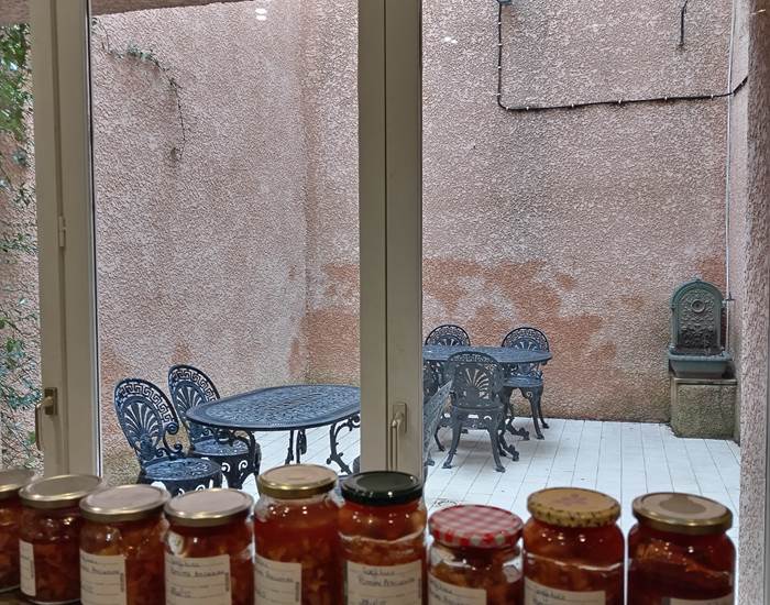 Confiture maison pour les petits déjeuners des hôtes du Coq du Nord Mailhac