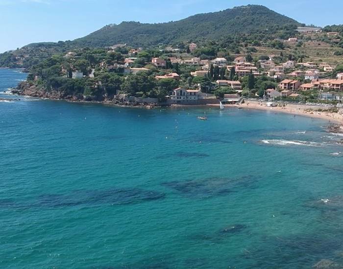 La résidence est située sur la Colle Noire au-dessus de la plage du Pradon