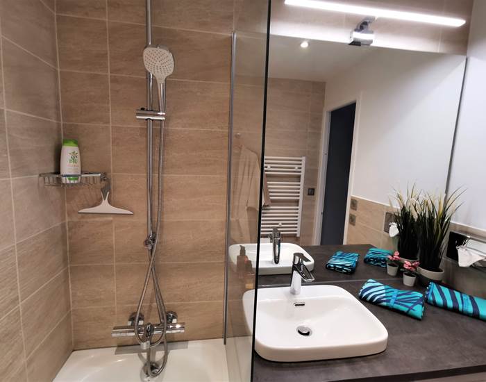 Baignoire, douches, lave-linge, sèche cheveux, ...