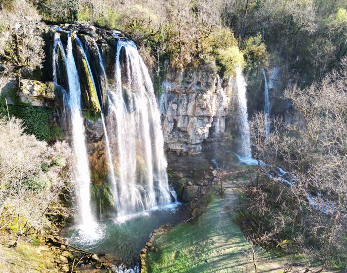 Cachée au cœur du Bugey, la Cascade des Dards surprend par ses trois chutes successives dans un cadre naturel préservé. Peu connue, elle offre une parenthèse rafraîchissante et paisible, idéale pour les amoureux de nature et d’aventure, à proximité du Manoir du Colombier.