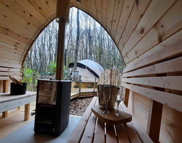 Le sauna igloo avec vue panoramique sur les bois