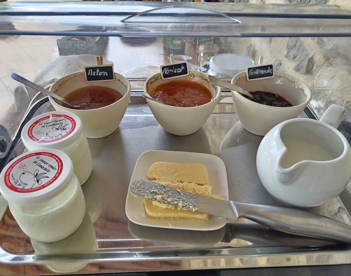 Confiture maison pour les petits déjeuners des hôtes du Coq du Nord Mailhac