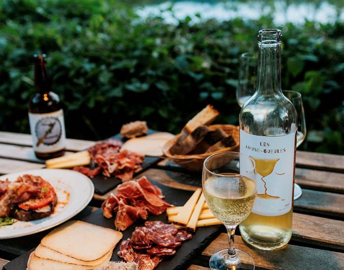 Guinguette, Plats à partager, Jazz, Concert, Produits locaux et frais, Vins Biodynamie, Nature, Vue sur Dordogne