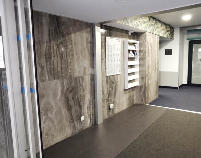 Hall d'entrée, digicode sur la gauche