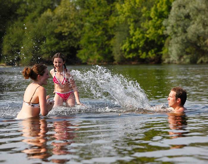 Baignade dans la Dordogne