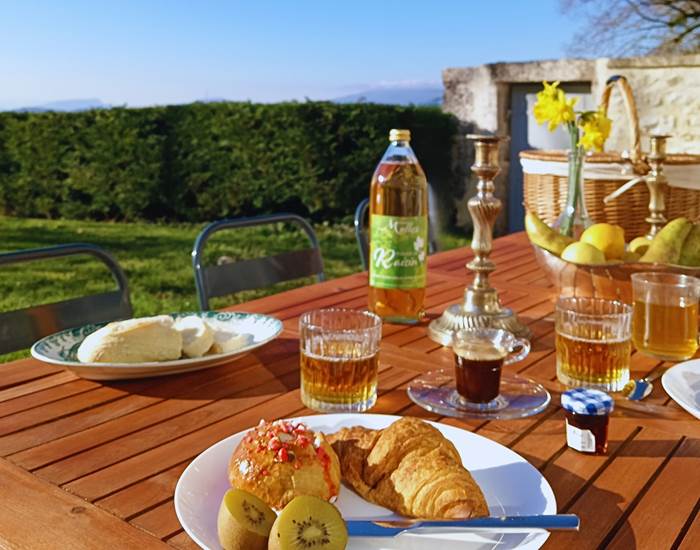 Petit-déjeuner gourmand face aux montagnes du Bugey : un délice à savourer dans le calme du Manoir du Colombier à 1h de Genève et Annecy