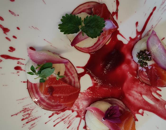 saumon gravlax a la betterave rouge, pickles de radis