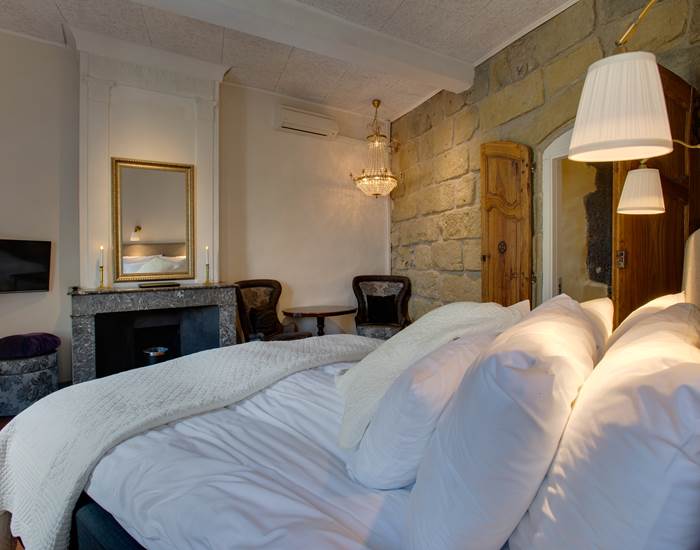 Escapat room fireplace