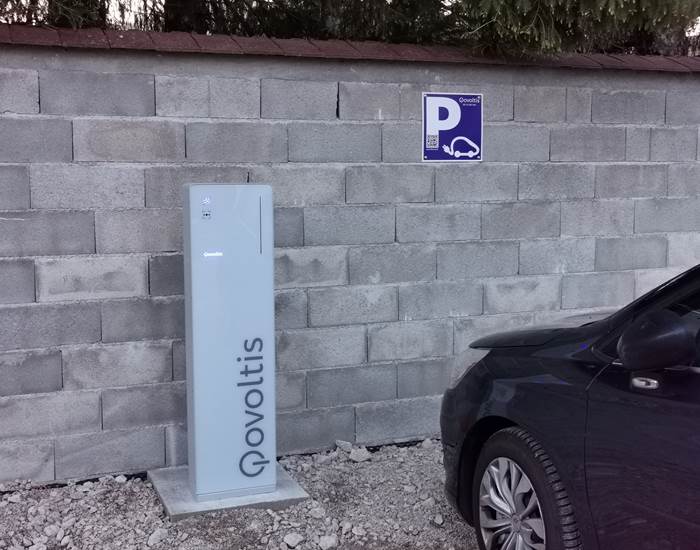 Emplacement réservé aux voitures électriques sur le parking du Relais des deux tours