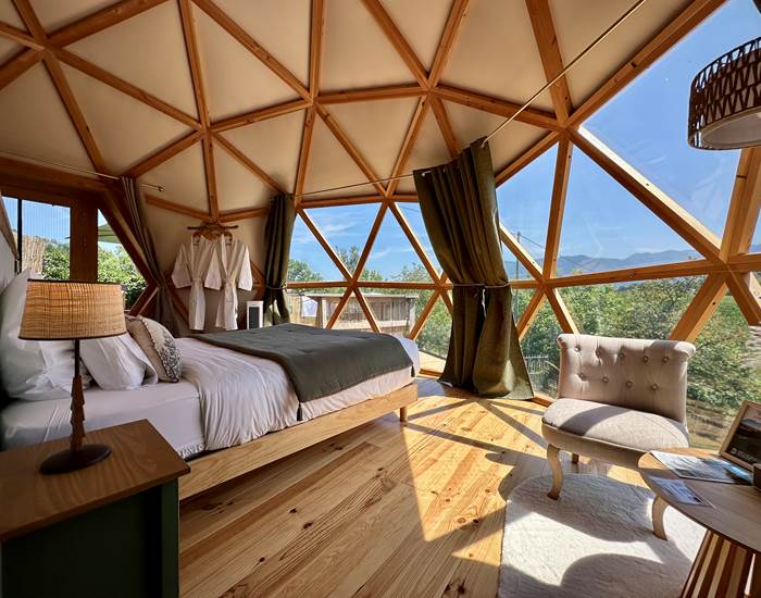 Lit face à la baie vitrée