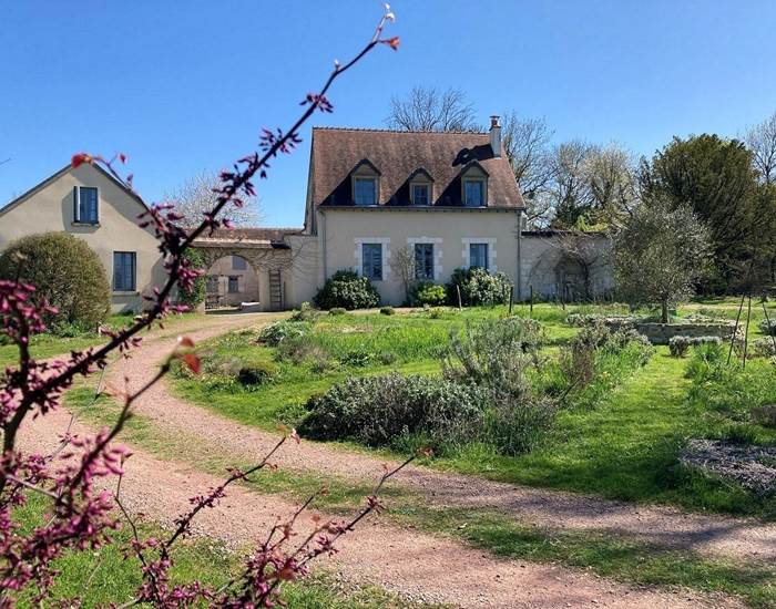 chambres-d-hotes-amboise-maison-chemin-jardin-rond-point