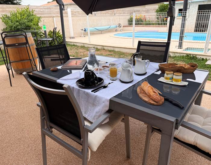 petit-dejeuner-confitures-maison-jus-oranges-pressées_beurre-salé-doux_pain_croustillant_yaourth_croissants-chaud-local-mas-des-anges_jardin-soussans-margaux_couple-fami.jpg
