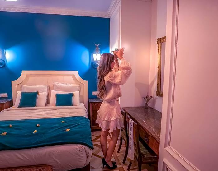 Moment féérique dans la chambre de princesse du Manoir du Colombier