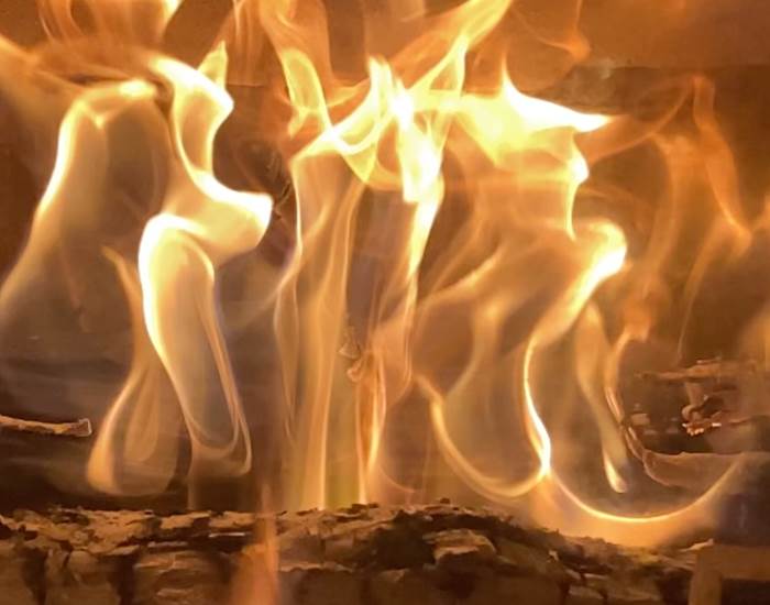 Depuis nos origines, le feu protège, réchauffe, réunit et permet de cuir nos aliments-page